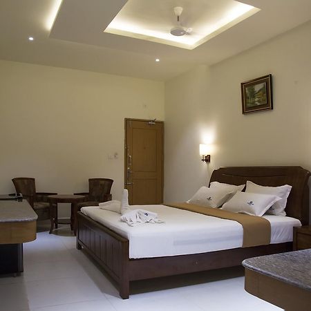 The Grand White Palace Hotell Mayiladuthurai Exteriör bild