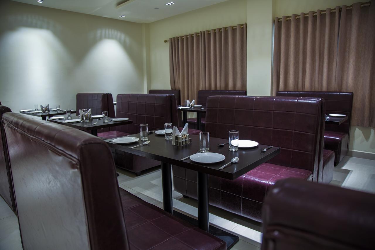 The Grand White Palace Hotell Mayiladuthurai Exteriör bild