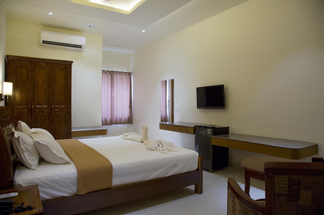 The Grand White Palace Hotell Mayiladuthurai Exteriör bild