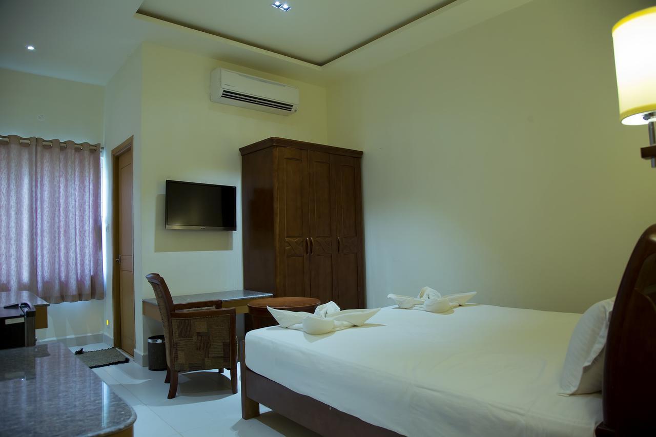 The Grand White Palace Hotell Mayiladuthurai Exteriör bild