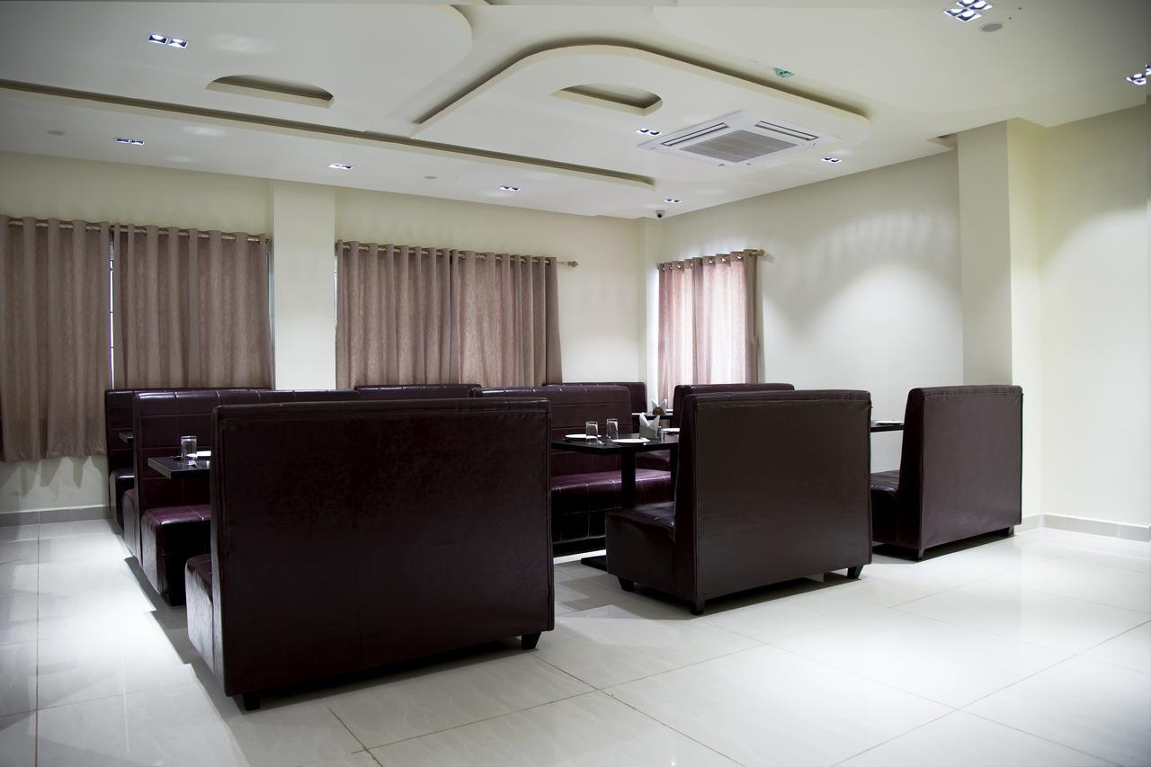 The Grand White Palace Hotell Mayiladuthurai Exteriör bild