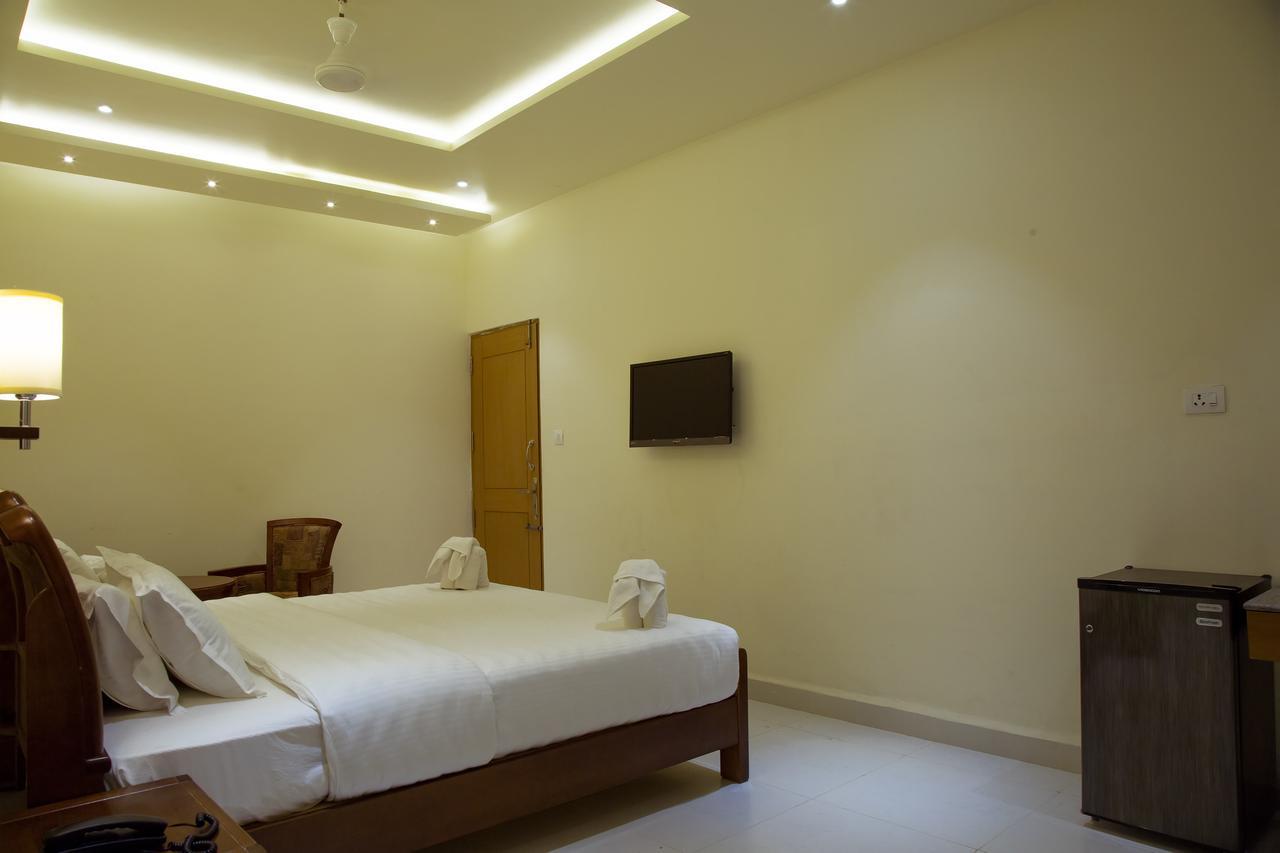 The Grand White Palace Hotell Mayiladuthurai Exteriör bild