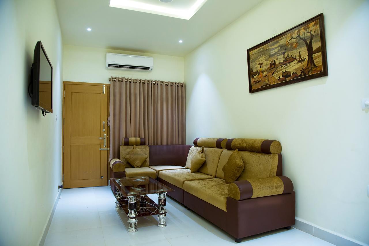 The Grand White Palace Hotell Mayiladuthurai Exteriör bild