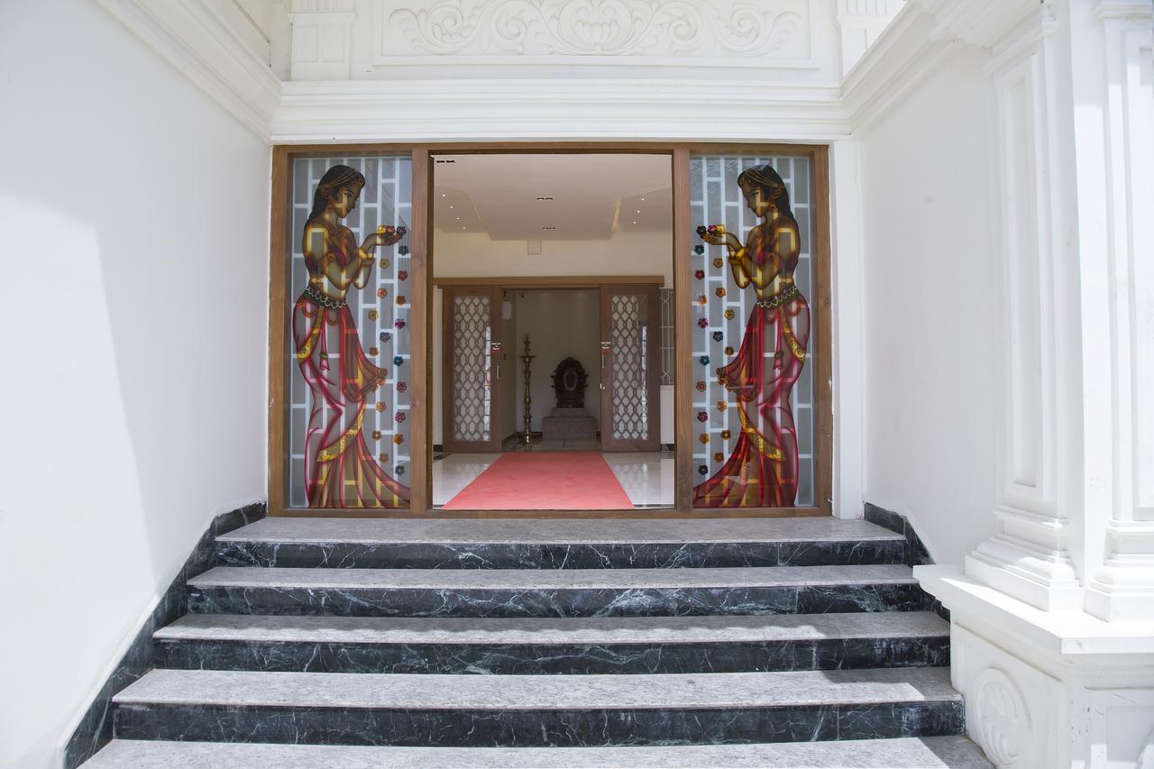 The Grand White Palace Hotell Mayiladuthurai Exteriör bild